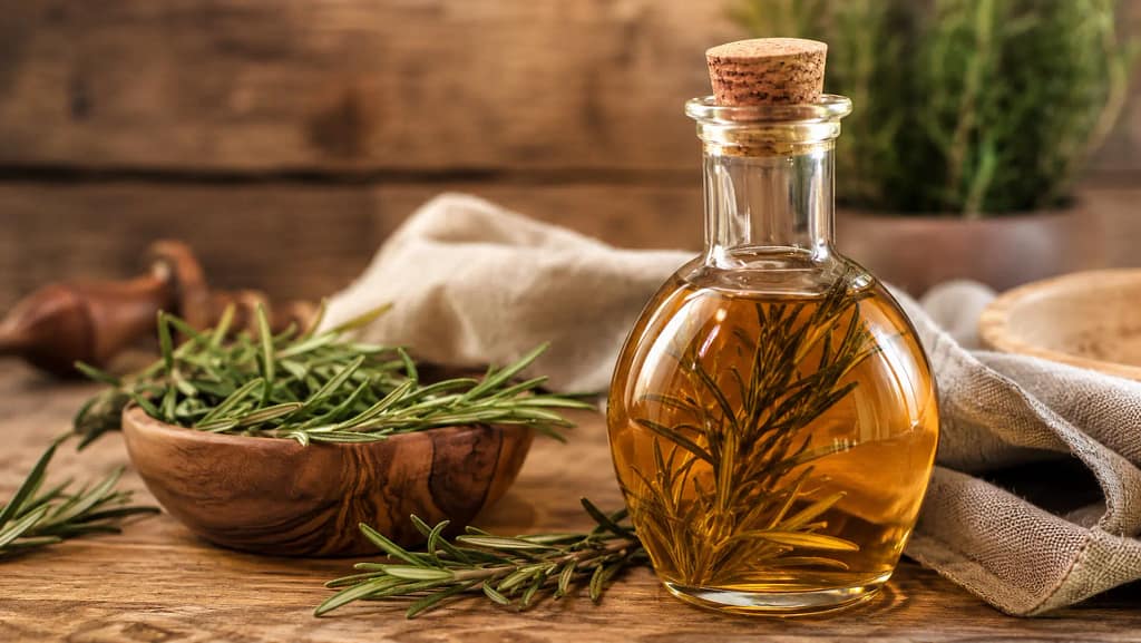 Rakija i ruzmarin za noge – tradicionalna masaža i nega stopala